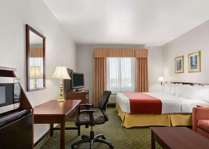 Country & By Radisson, Worth West L-30 Nas Jrb