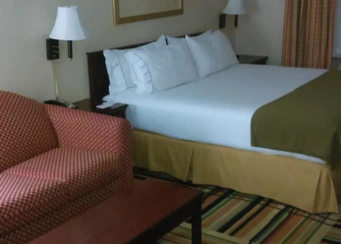 Country & By Radisson, Worth West L-30 Nas Jrb